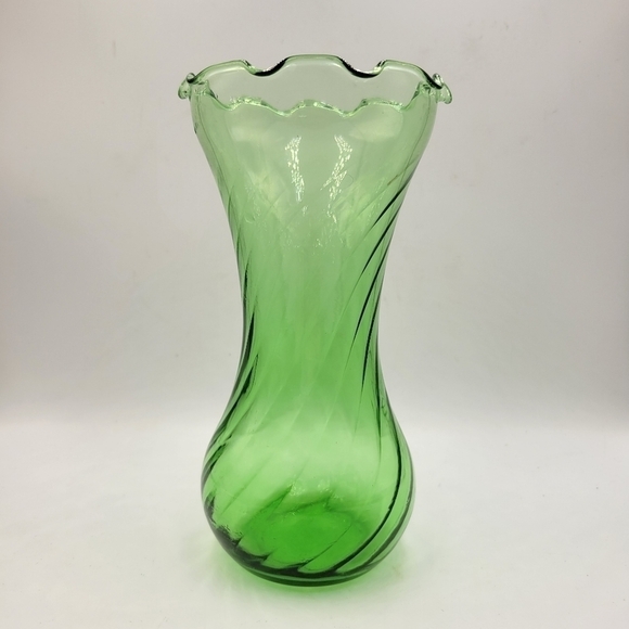 Vintage Green Glass Ruffled Edge Swirl Optic Vase - Picture 1 of 4